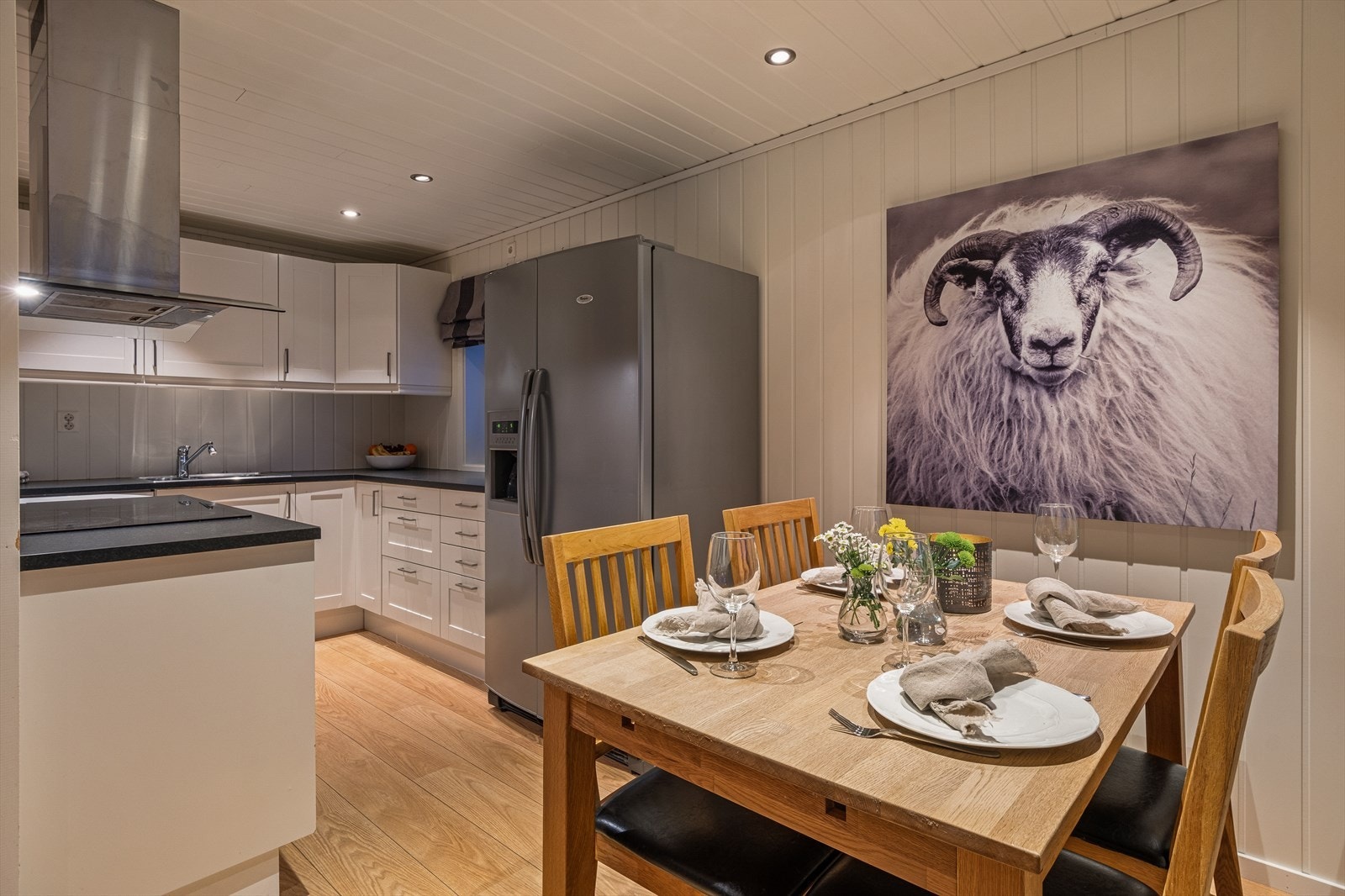 God plass til spisebord hvor hele familien kan samles til koselige lag Galleribilde