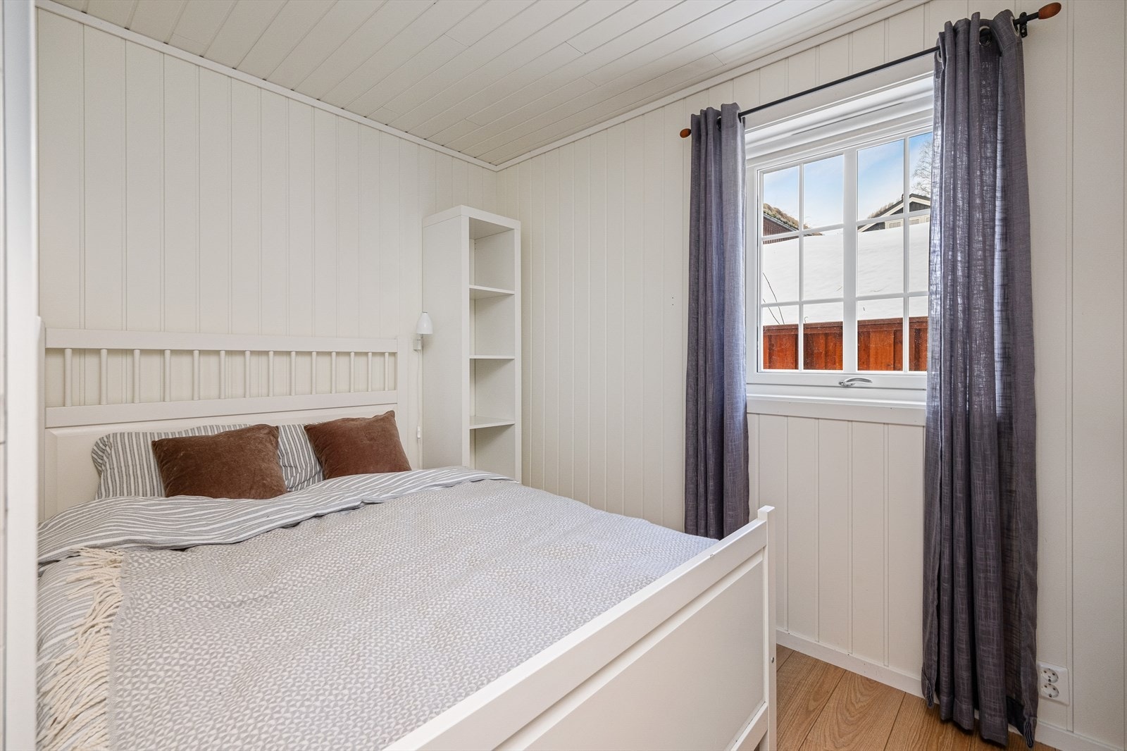 1 av totalt 4 soverom befinner seg i første plan. Fin løsning hvor man har alt man tenger på ett og samme plan Galleribilde