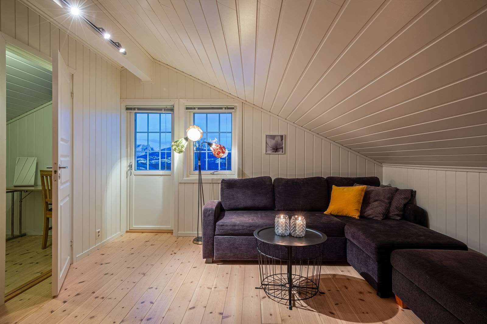 Loftstuen har utgang til sørvendt balkong på 14 kvm. Galleribilde