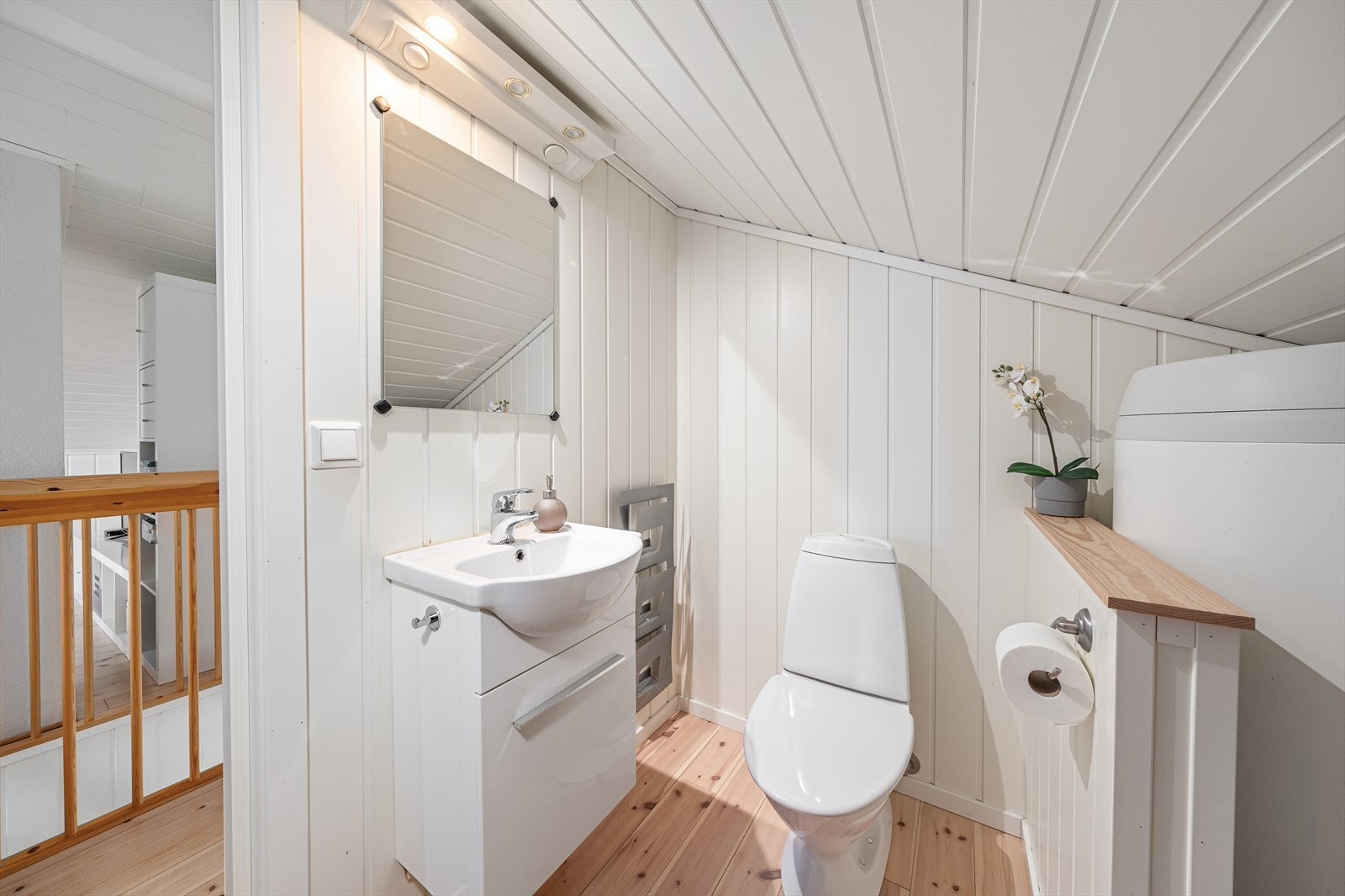 I hyttas andre plan er det også et ekstra toalettrom med servant i skap Galleribilde