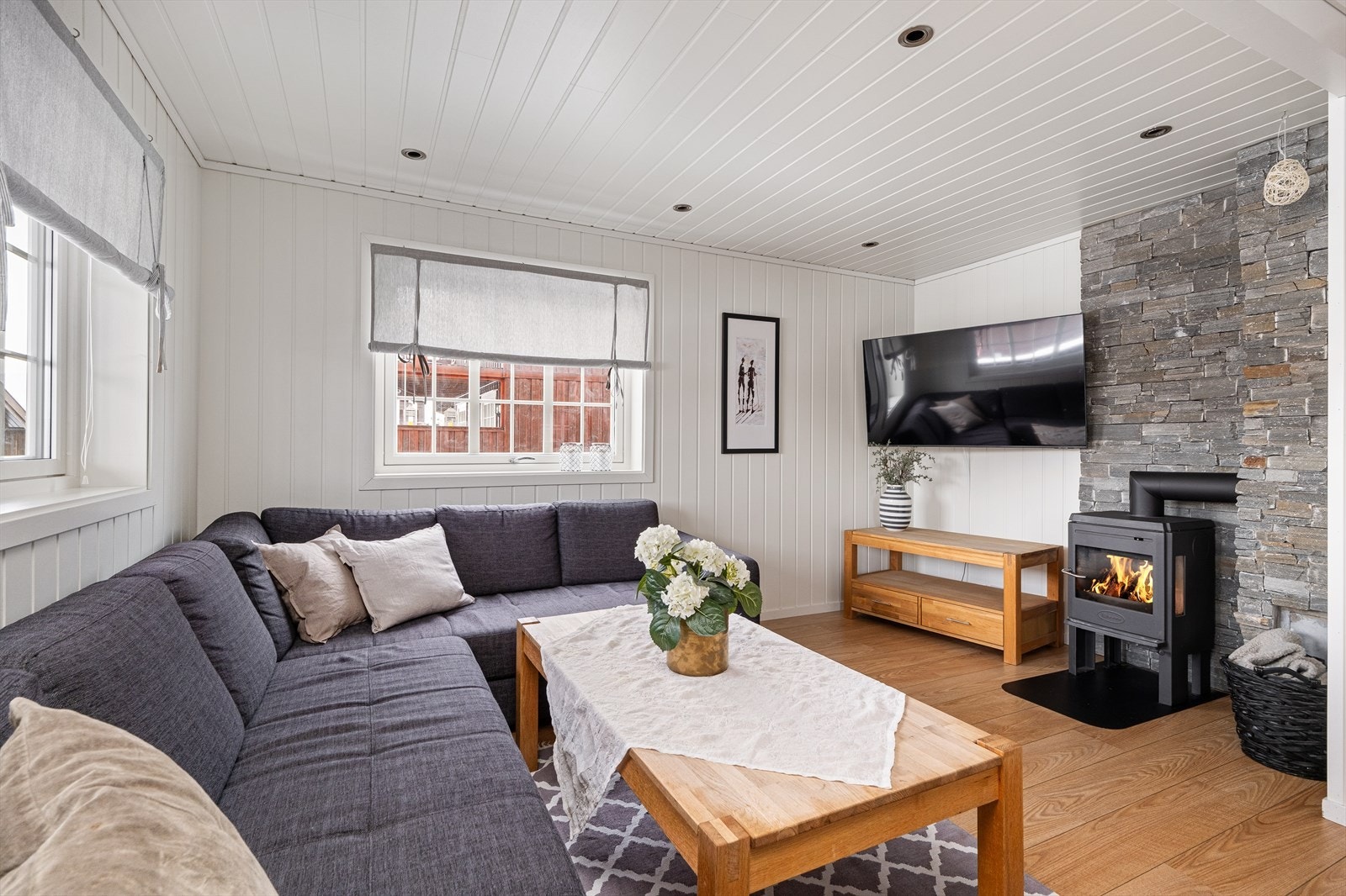 Lys og trivelig stue med god belysning med downlights i himling Galleribilde