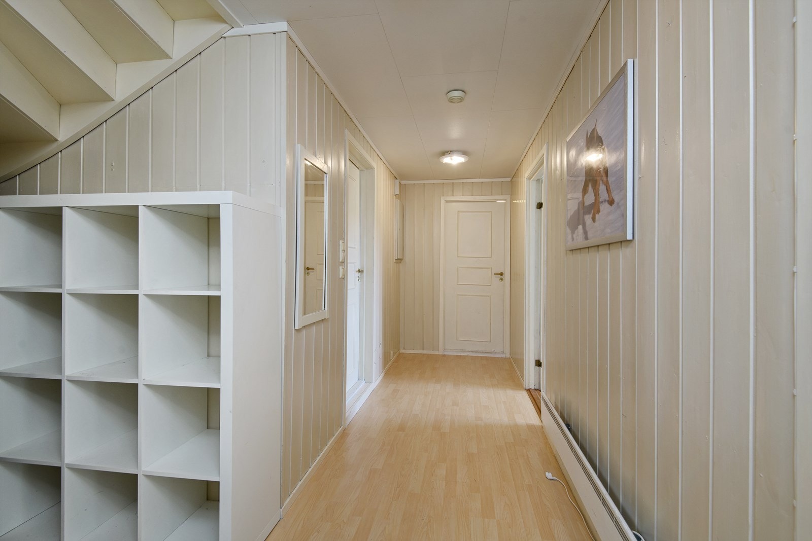 Gang i underetasje i lyse farger Galleribilde