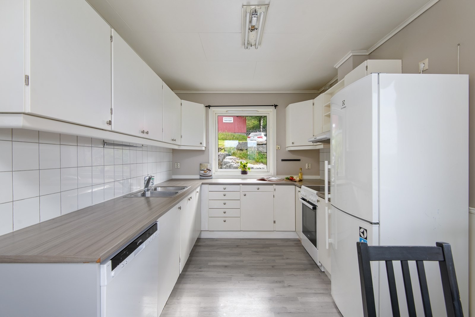 Innredning har rikelig med under- og overskap, og gode arbeidsflater på laminat benkeplate Galleribilde