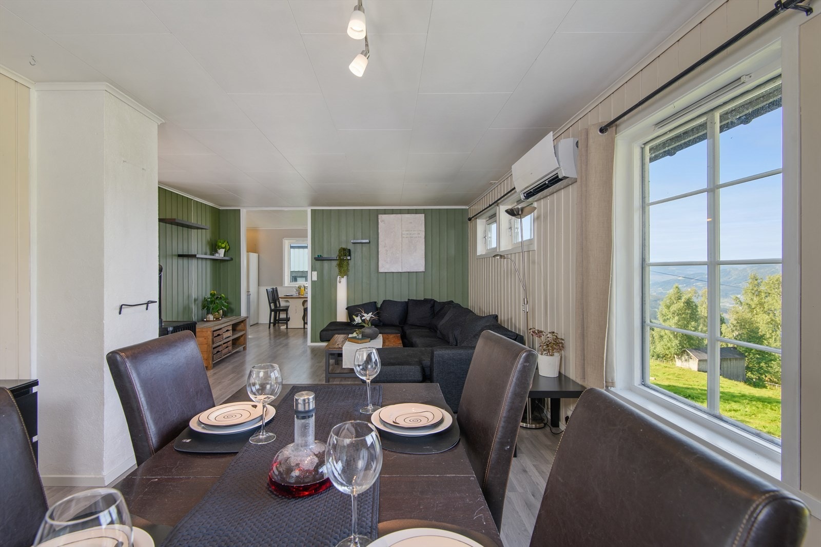 Luft til luft varmepumpe fra 2021 bidrar til jevn temperatur på hovedplan Galleribilde