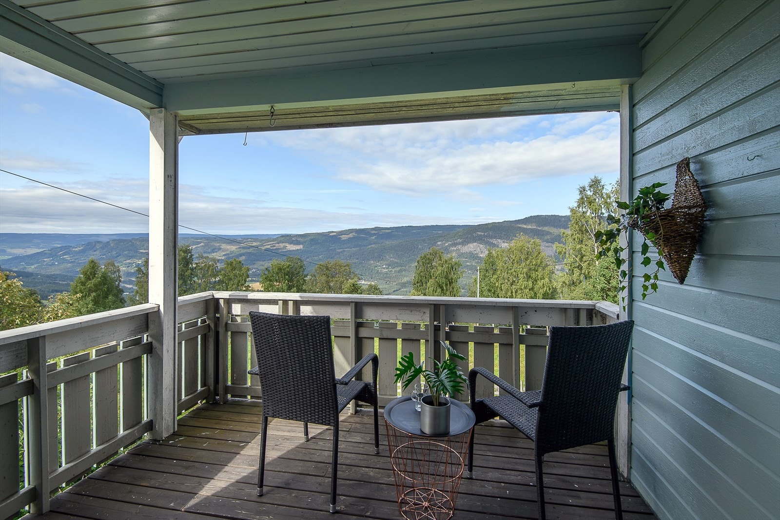 Enebolig med landlig og rolig beliggenhet i høyden hvor det er gode solforhold Galleribilde