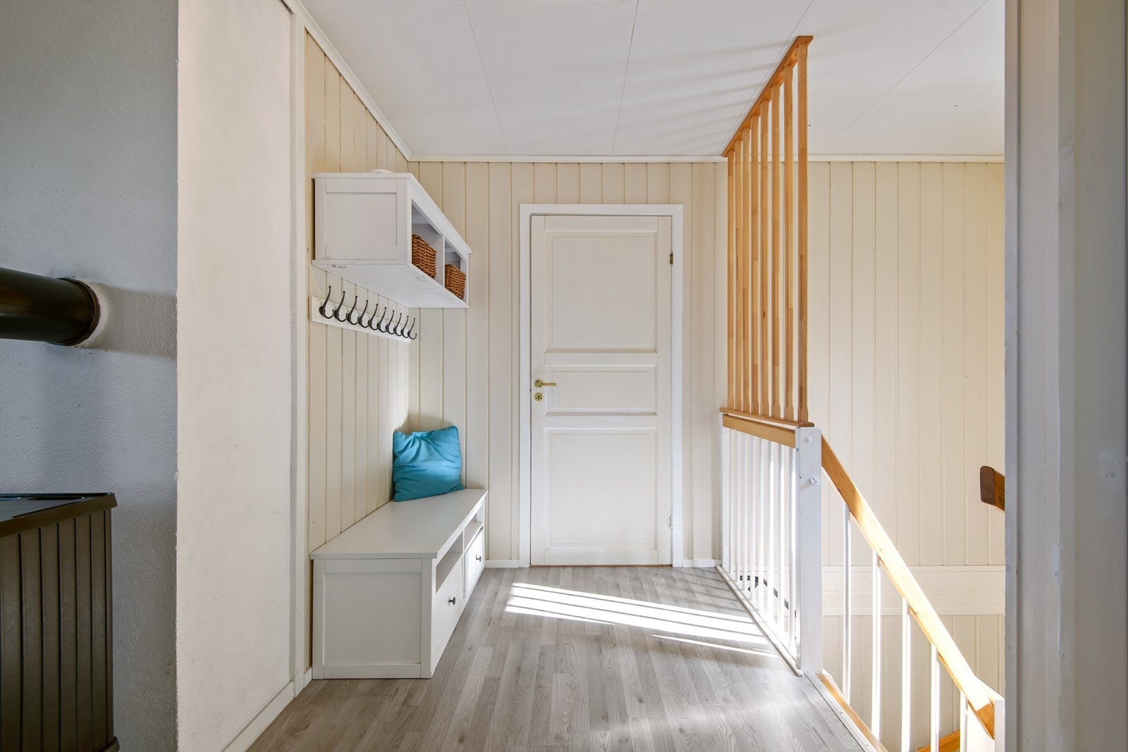 Gangen er lys og har oppheng for ytterbekledning Galleribilde