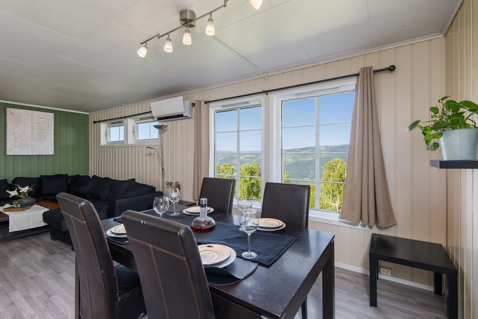 De store vindusflatene bidrar til naturlig dagslys til rommet Galleribilde