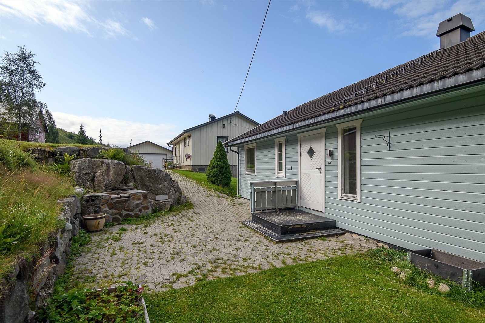 Gårdsplassen er opparbeidet med belegningsstein Galleribilde