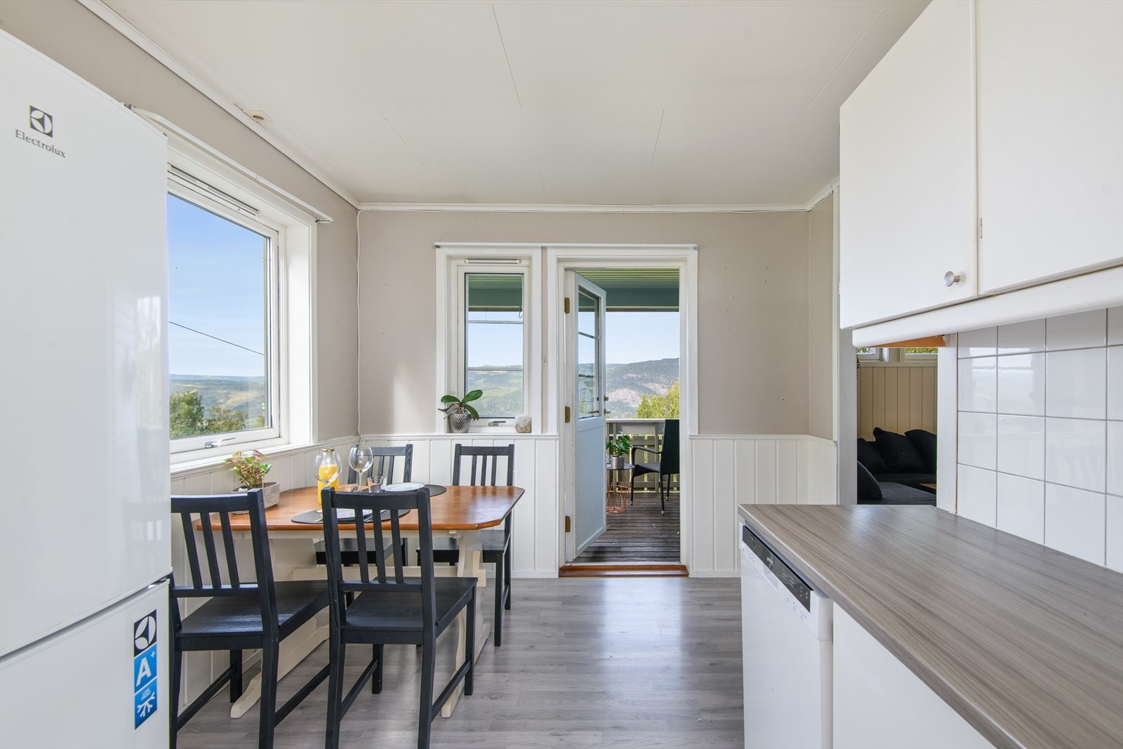 Fra kjøkkenet er det utgang til takoverbygget terrasse Galleribilde