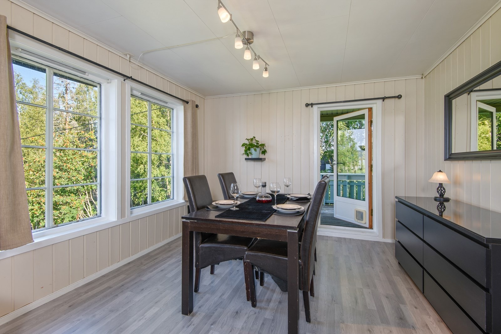 Det er rom for et større spisestuemøblement for sammenkomster Galleribilde