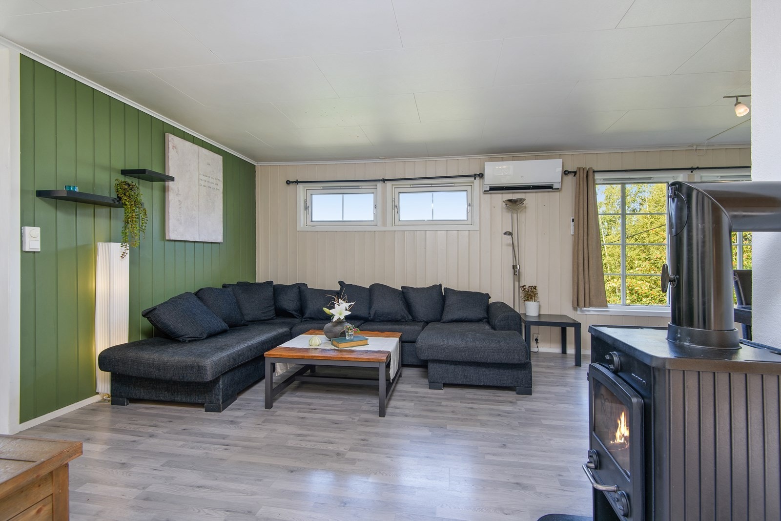 Stuen er romslig med til møblering av sofa- og spisegruppe Galleribilde