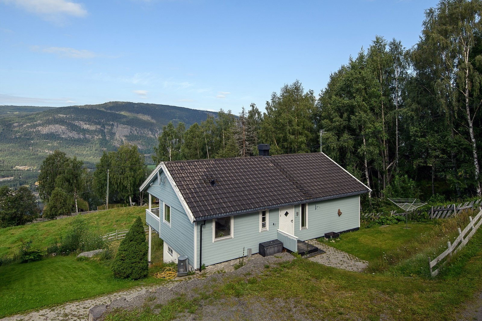 Boligen er oppført i 1990 over et plan med sokkeletasje Galleribilde