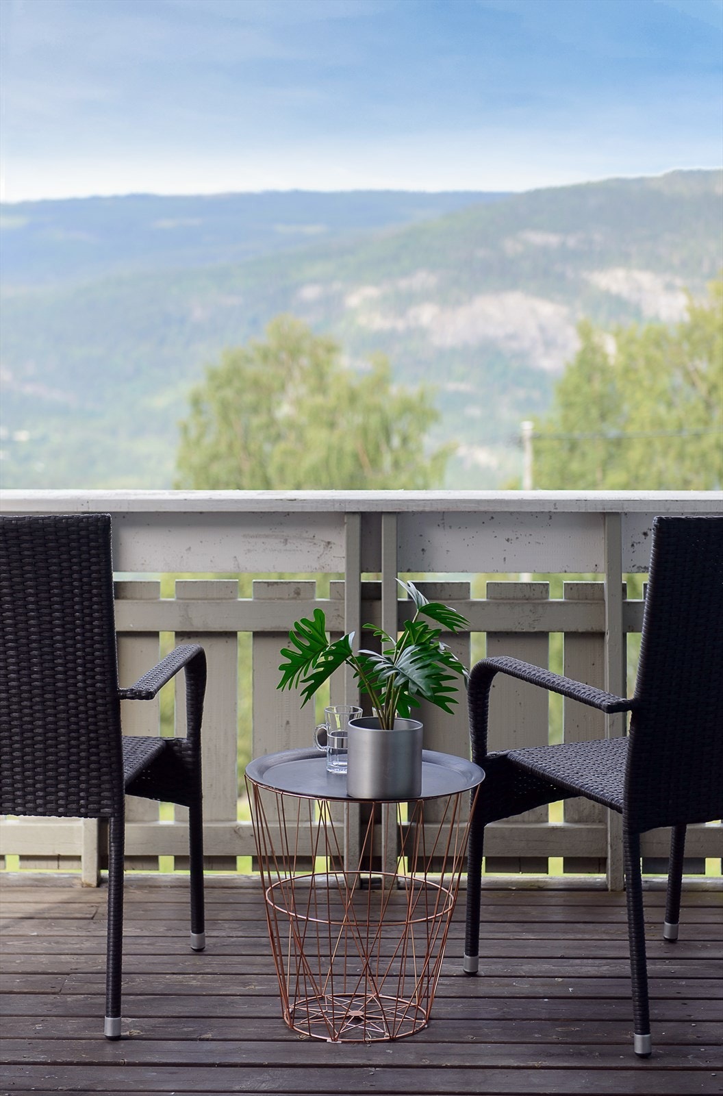 Takoverbygget terrasse har plass til utemøblement Galleribilde