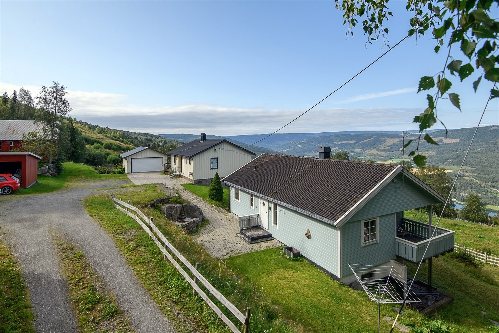 Eiendommen ligger fritt, fint og rolig til med gode utsikt Galleribilde