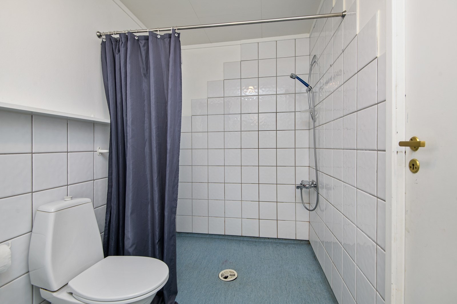 Rommet består av dusjsone, gulvstående toalett og baderomsinnredning med nedfelt servant Galleribilde