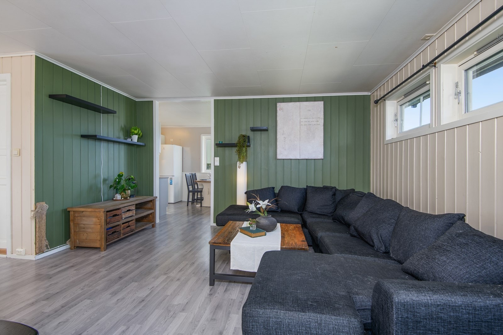 Stuen er malt i lyse farger med en brytningsvegg Galleribilde