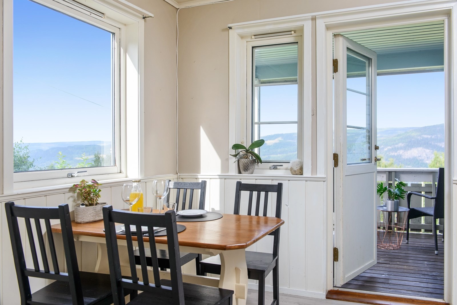 Det er plass til et spisemøblement i tilknytning til kjøkkenet hvor flott utsikt kan nytes Galleribilde