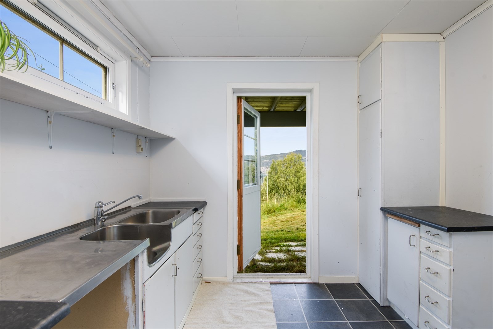 Grovkjøkken i underetasjen Galleribilde