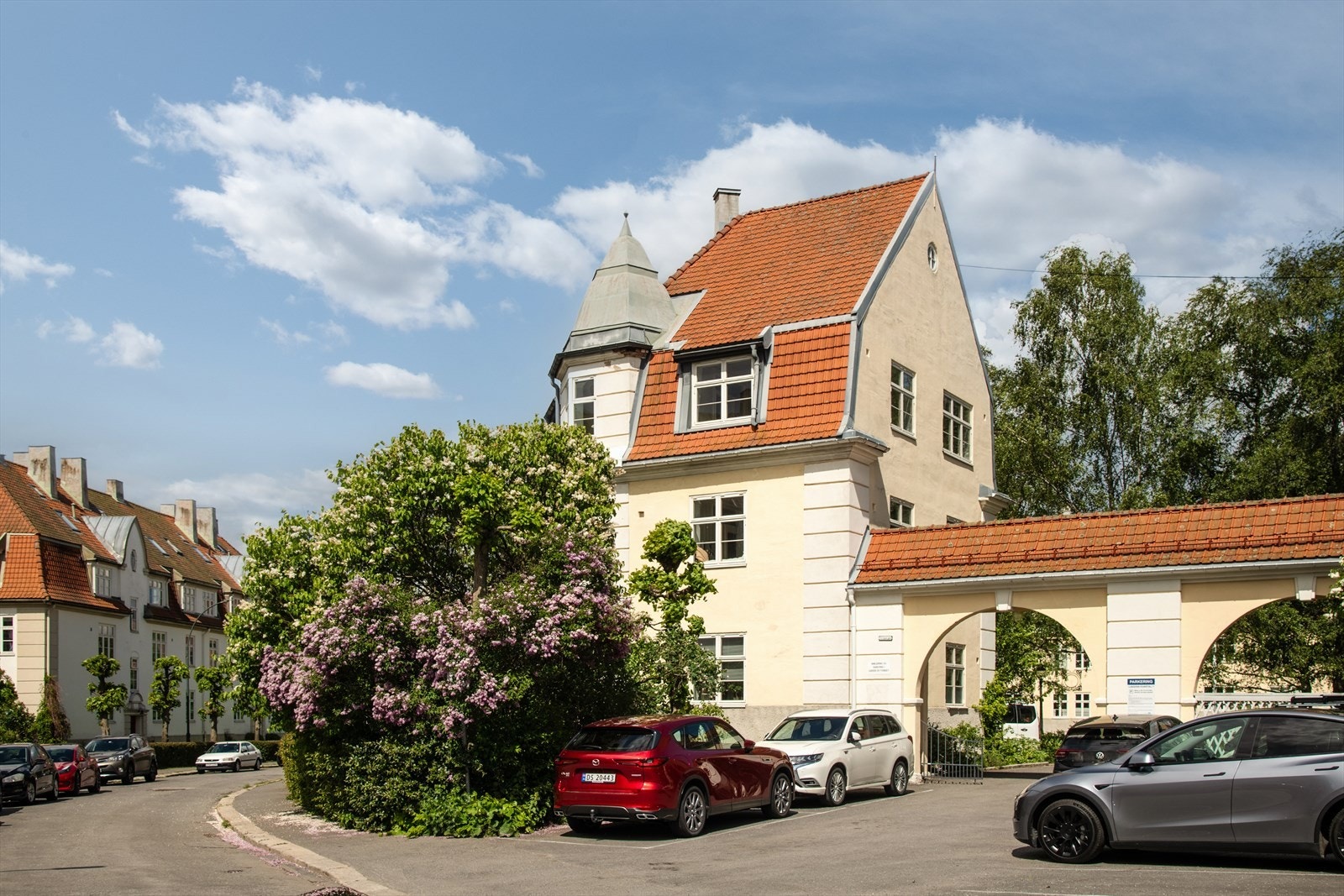 I Lindern Kvartal 1 borettslag finnes Store felles griller og bålpanne, sykkelparkering og mulighet for å leie egen parkeringsplass med el bil-lader Galleribilde