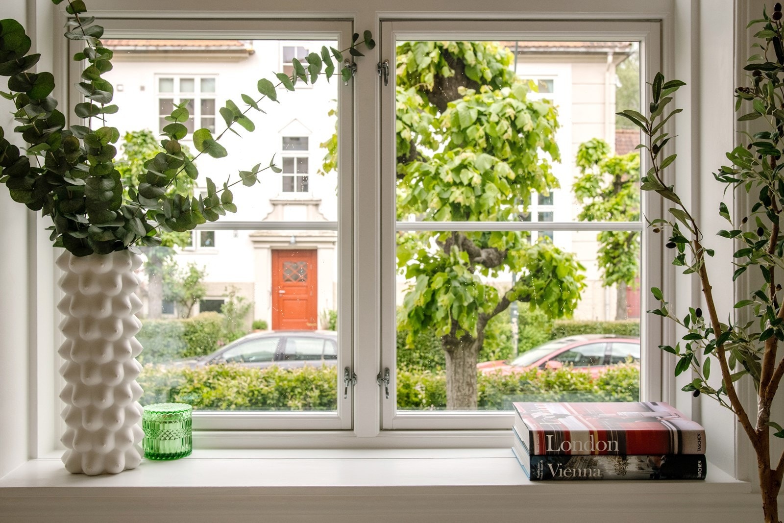 Leiligheten har store vinduer som slipper inn rikelig med dagslys Galleribilde