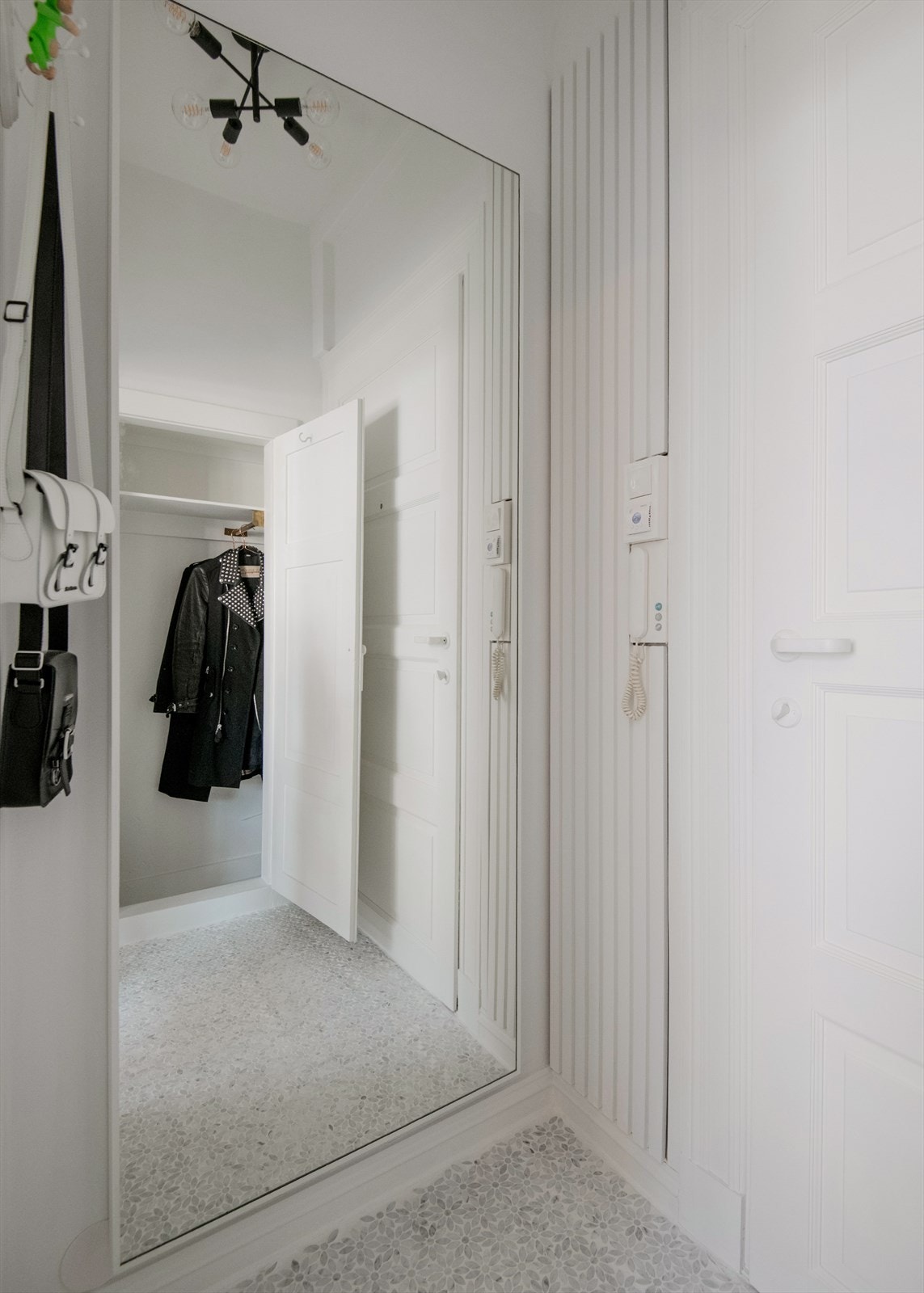 Lys og innbydende entré med gulvvarme og plassbygd garderobeskap Galleribilde