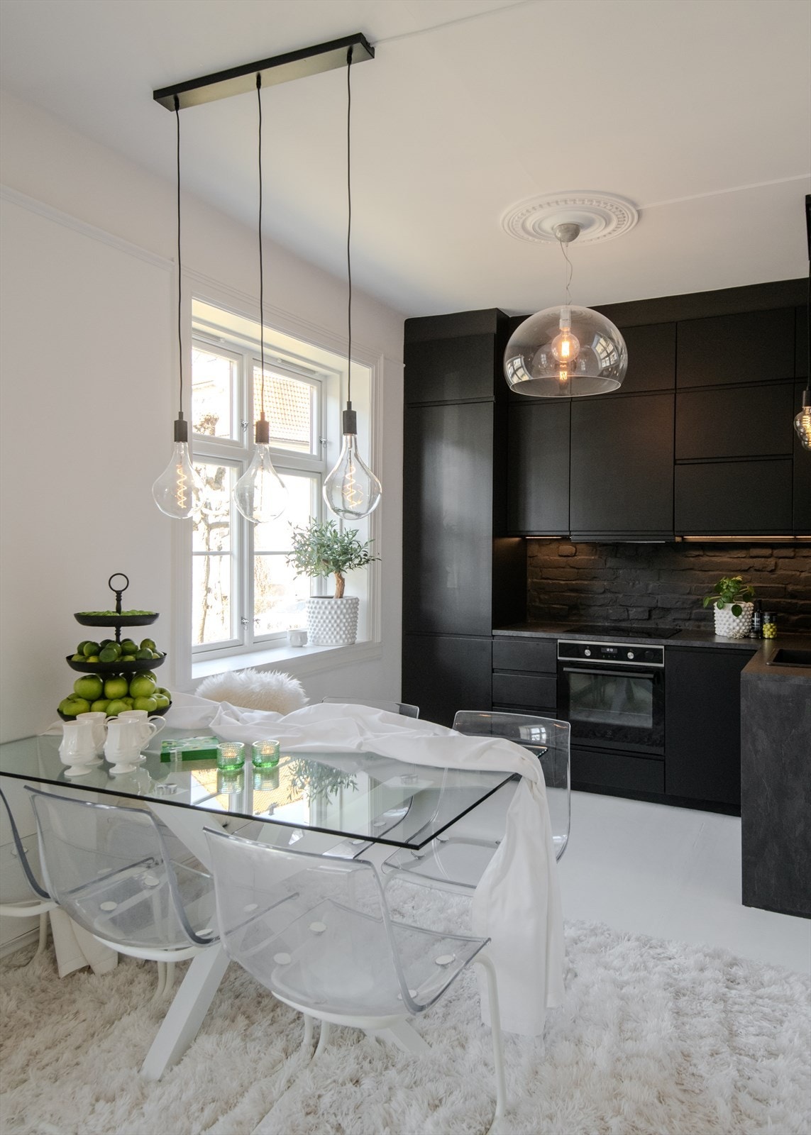 Spisestue med god plass til stort spisebord og tilhørende møblement Galleribilde