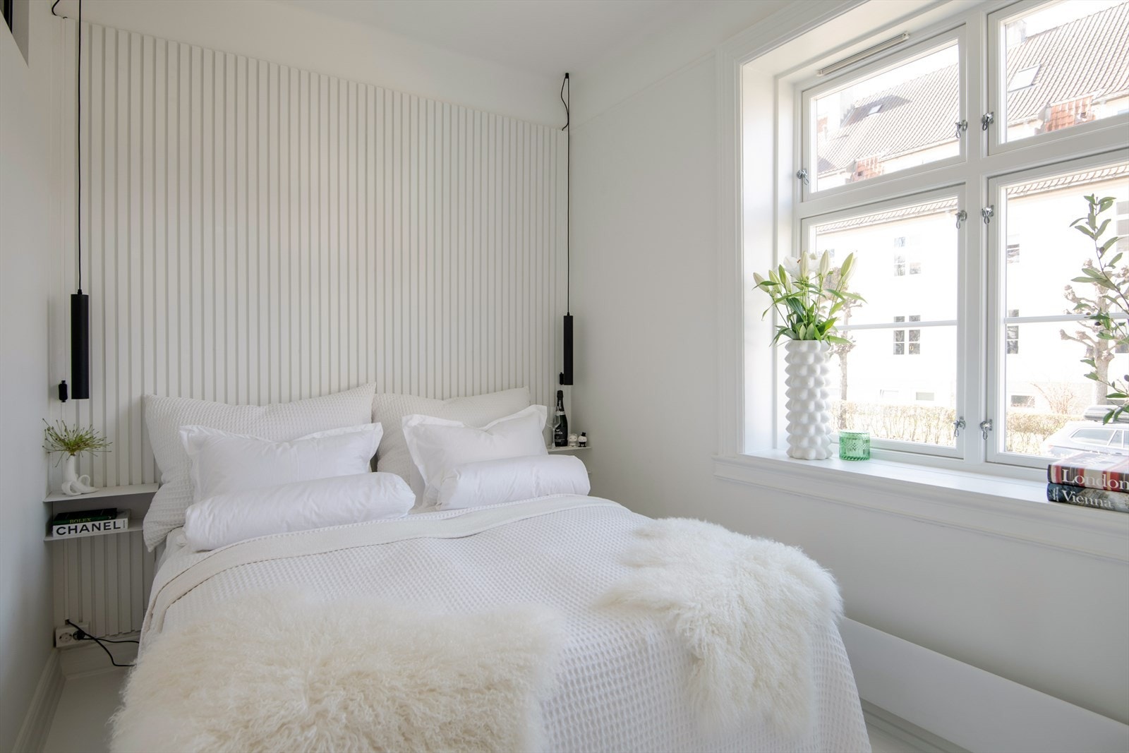 Lyst og luftig soverom med delikate fargetoner og naturlig lysinnslipp Galleribilde