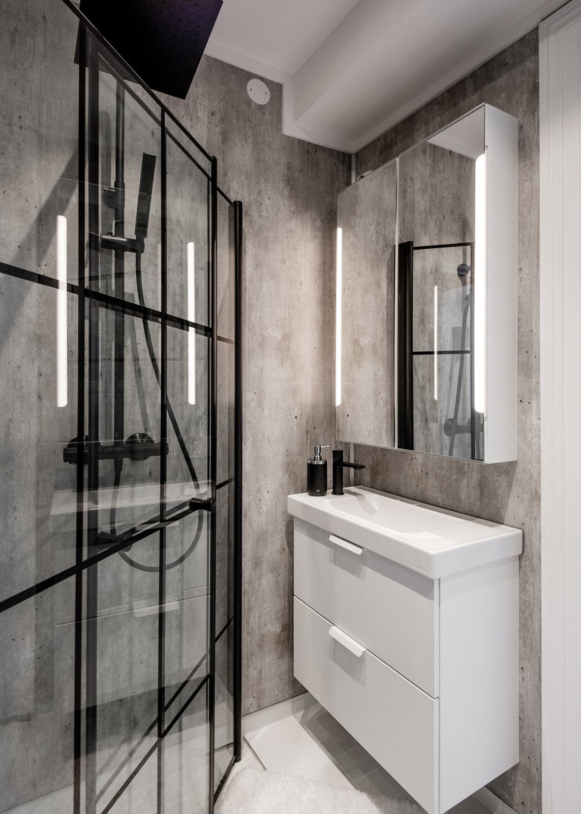 Lekkert baderom med gulvvarme og integrerte downlights Galleribilde