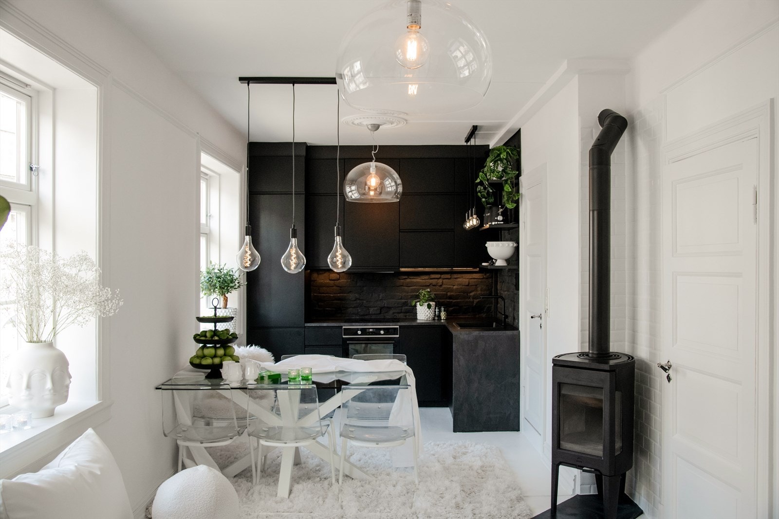 Sjarmerende ildsted som bidrar til både varme og god atmosfære Galleribilde