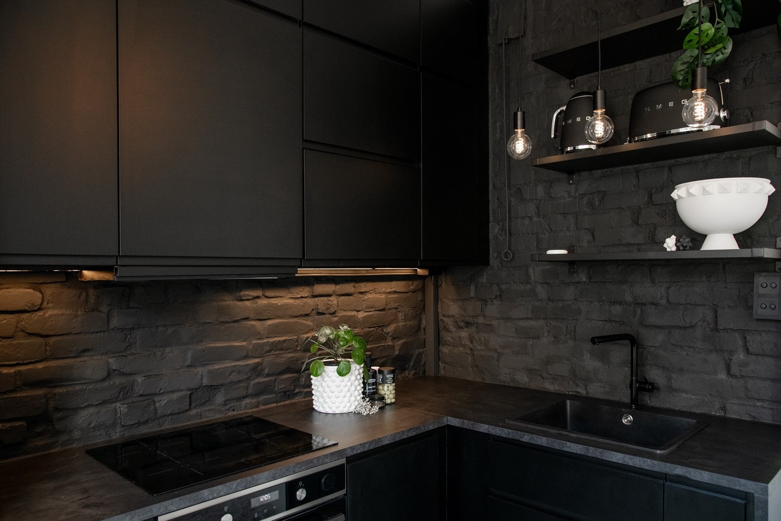 Kjøkkenet har nylig oppgradert benkeplate, veggpanel, platetopp og kjøkkenvifte fra 2024. Videre er det innredet med benkebereder samt integrerte hvitevarer som stekeovn, kjøl/frys og oppvaskmaskin Galleribilde