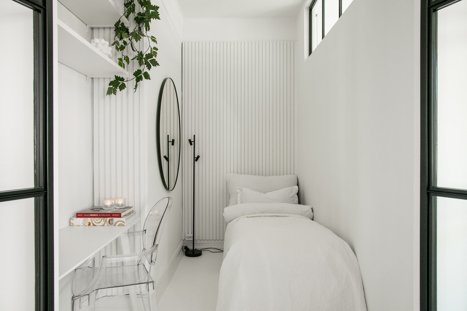 Smart og stilren sovealkove med plass til både seng og skrivepult Galleribilde