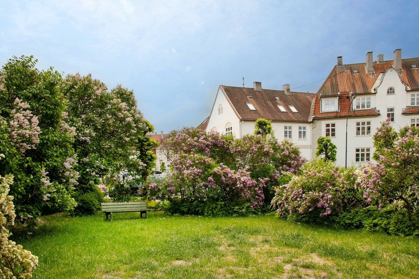 Den store, felles bakhagen er et paradis for både fastboende og besøkende barn med lekestativer og felles uteleker. Her fra Syrinlunden på forsiden av gården. Galleribilde
