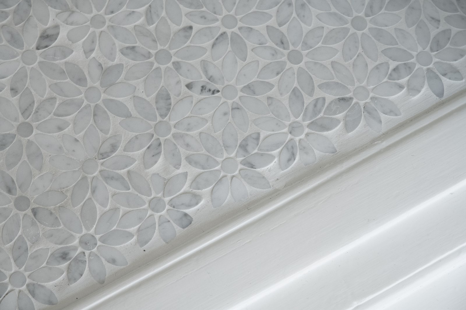 Lekre marmorfliser og gulvvarme i entré Galleribilde