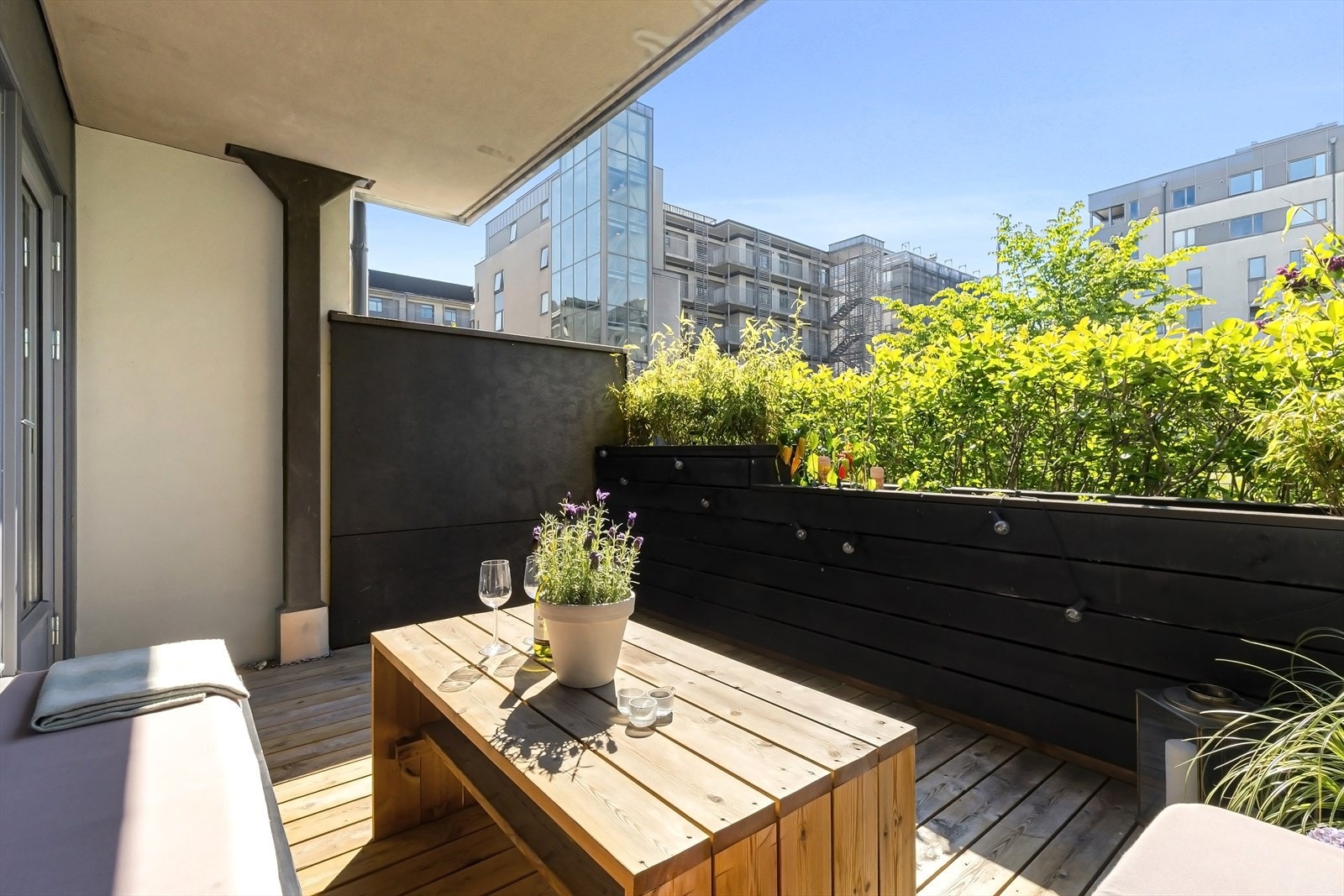 Skjermet markterrasse med rekkverk/blomsterkasser, benk i tre og terrasseplatting fra 2019 Galleribilde