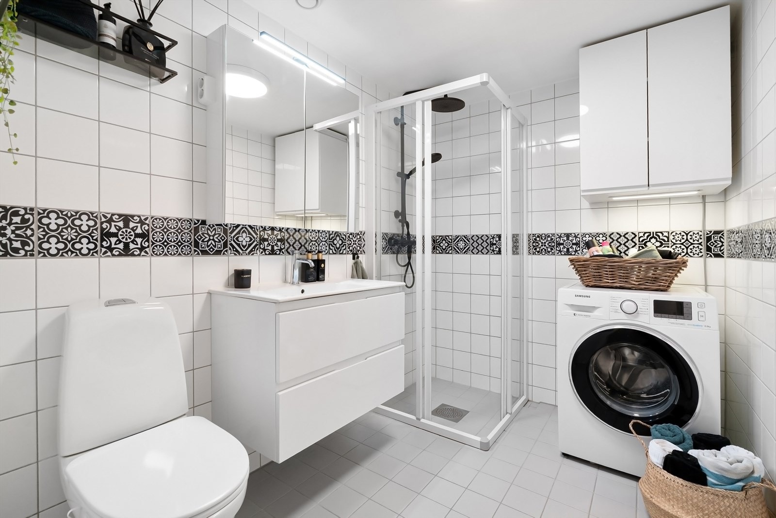 Romslig og flislagt bad med varmekabler og opplegg for vaskemaskin -Baderomsinnredning fra 2020 Galleribilde