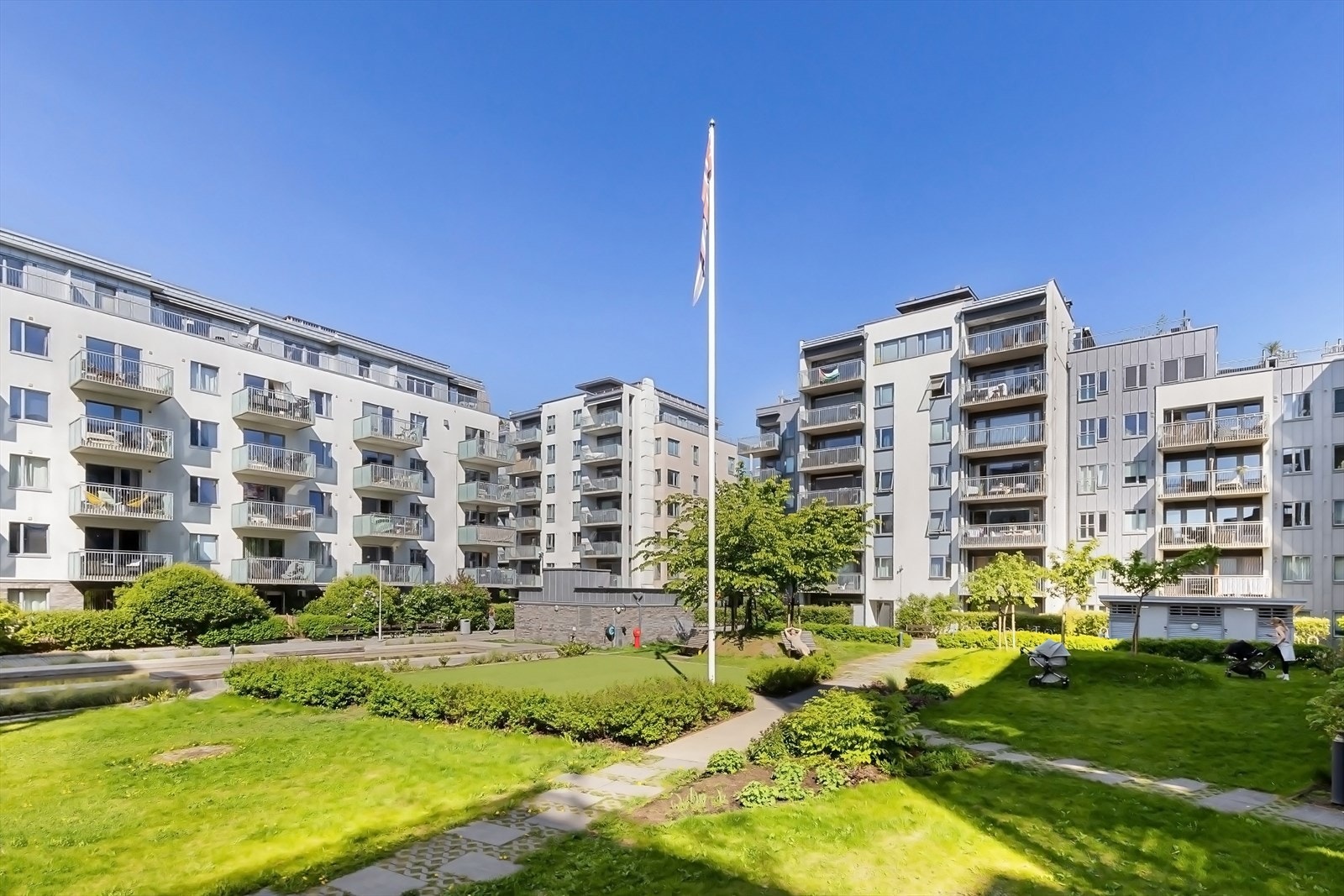 Umiddelbar nærhet til offentlig kommunikasjon, flotte parkområder og et rikt utvalg av fasiliteter og servicetilbud Galleribilde