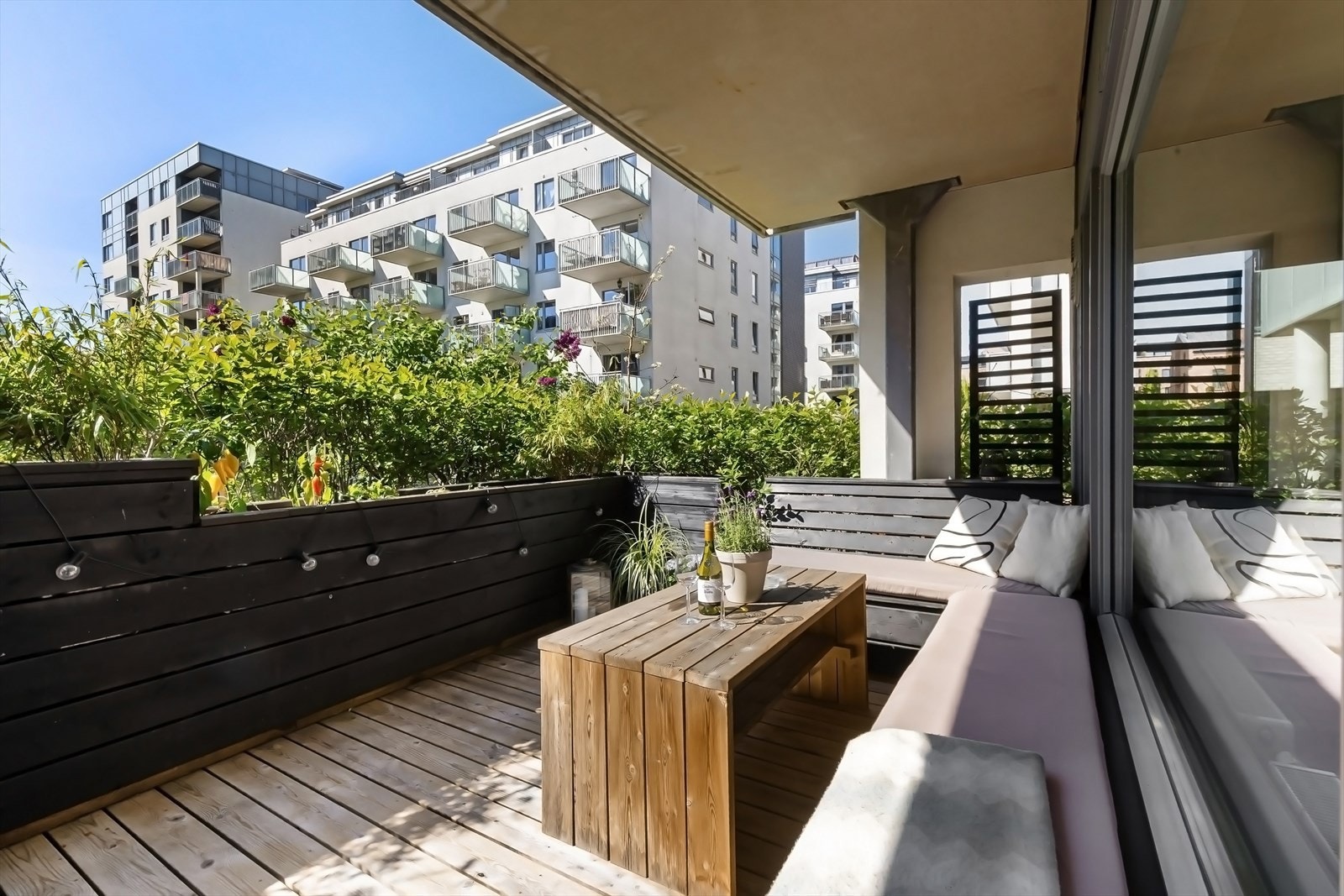 Leiligheten har trappefri adkomst, samt egen privat og solrik markterrasse på ca. 11 kvm omkranset av frodig hekk Galleribilde