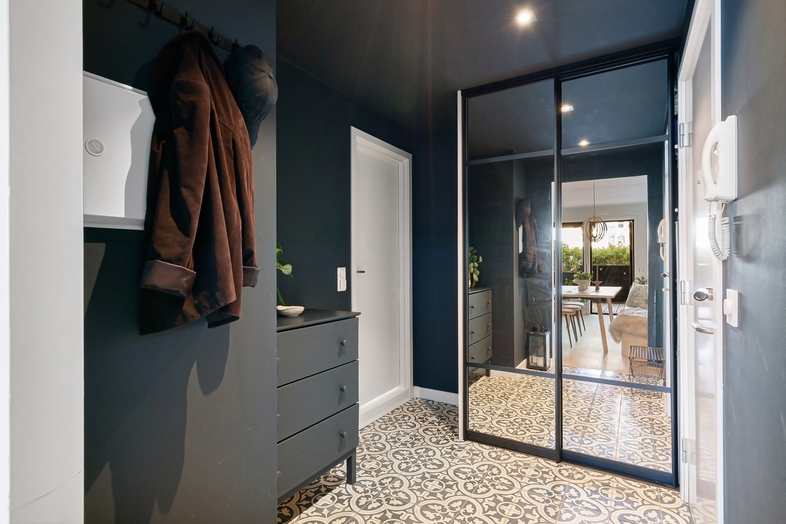 Skyvedørsgarderobe for oppbevaring av yttertøy og sko - I tillegg disponeres en ekstern kjellerbod på ca. 5 kvm Galleribilde