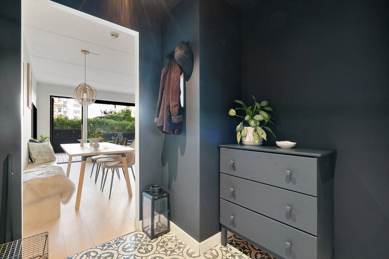 Innbydende entré med downlights og Terracottafliser Galleribilde