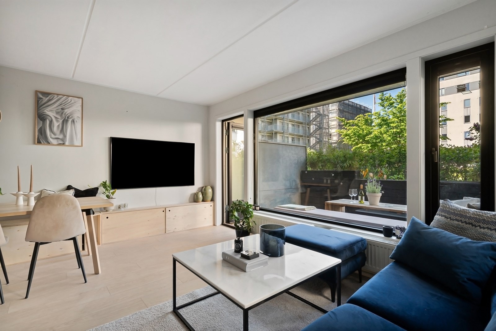 Leiligheten holder en god standard med delikate og moderne valg av overflater Galleribilde