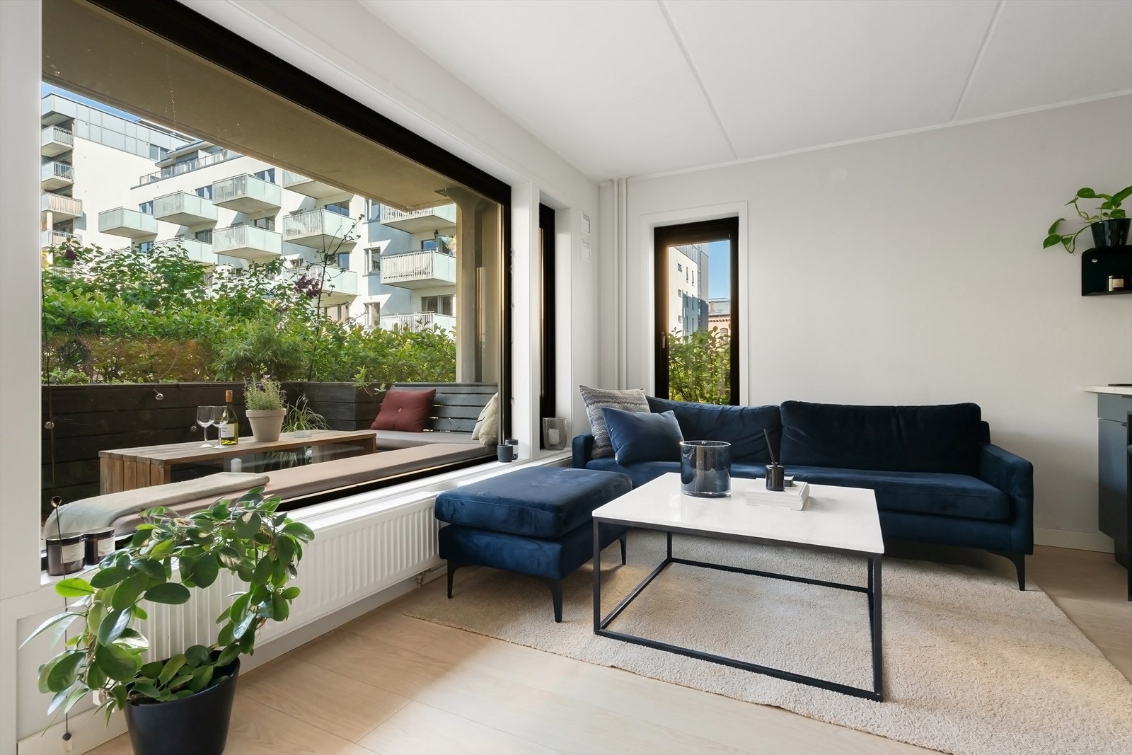 God plass til sofa og TV-seksjon Galleribilde