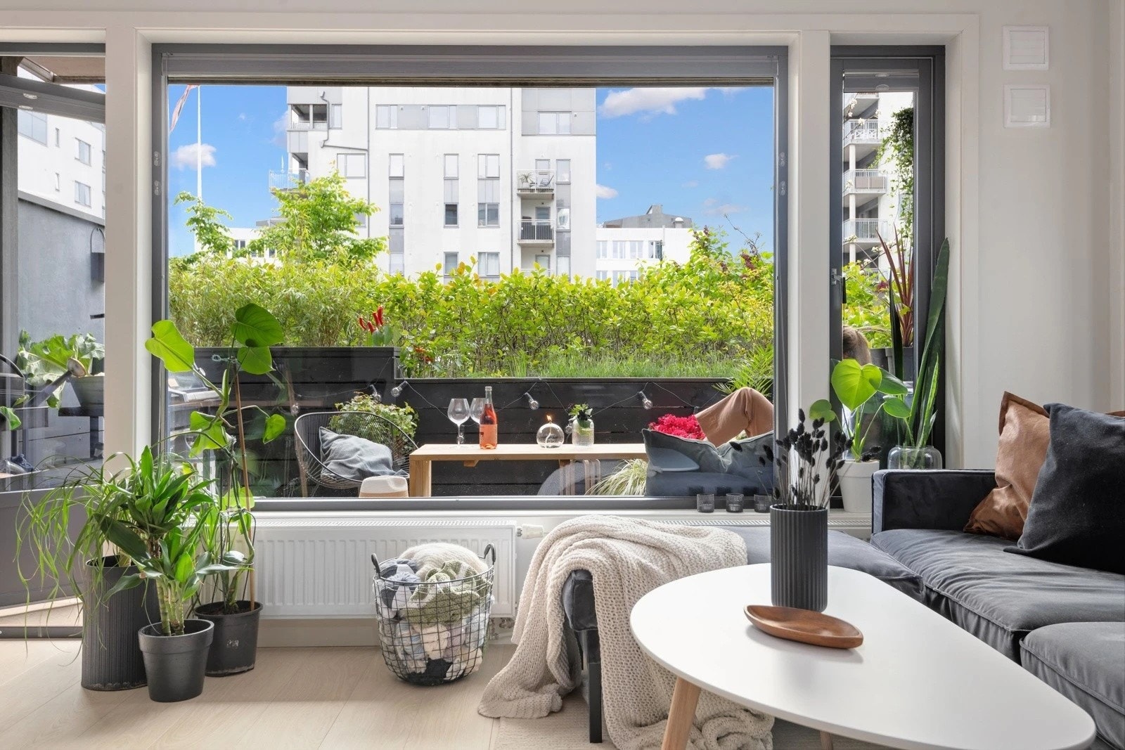 Leiligheten vender i sin helhet inn mot stille bakgård og har store vindusflater som gir godt med naturlig lys Galleribilde