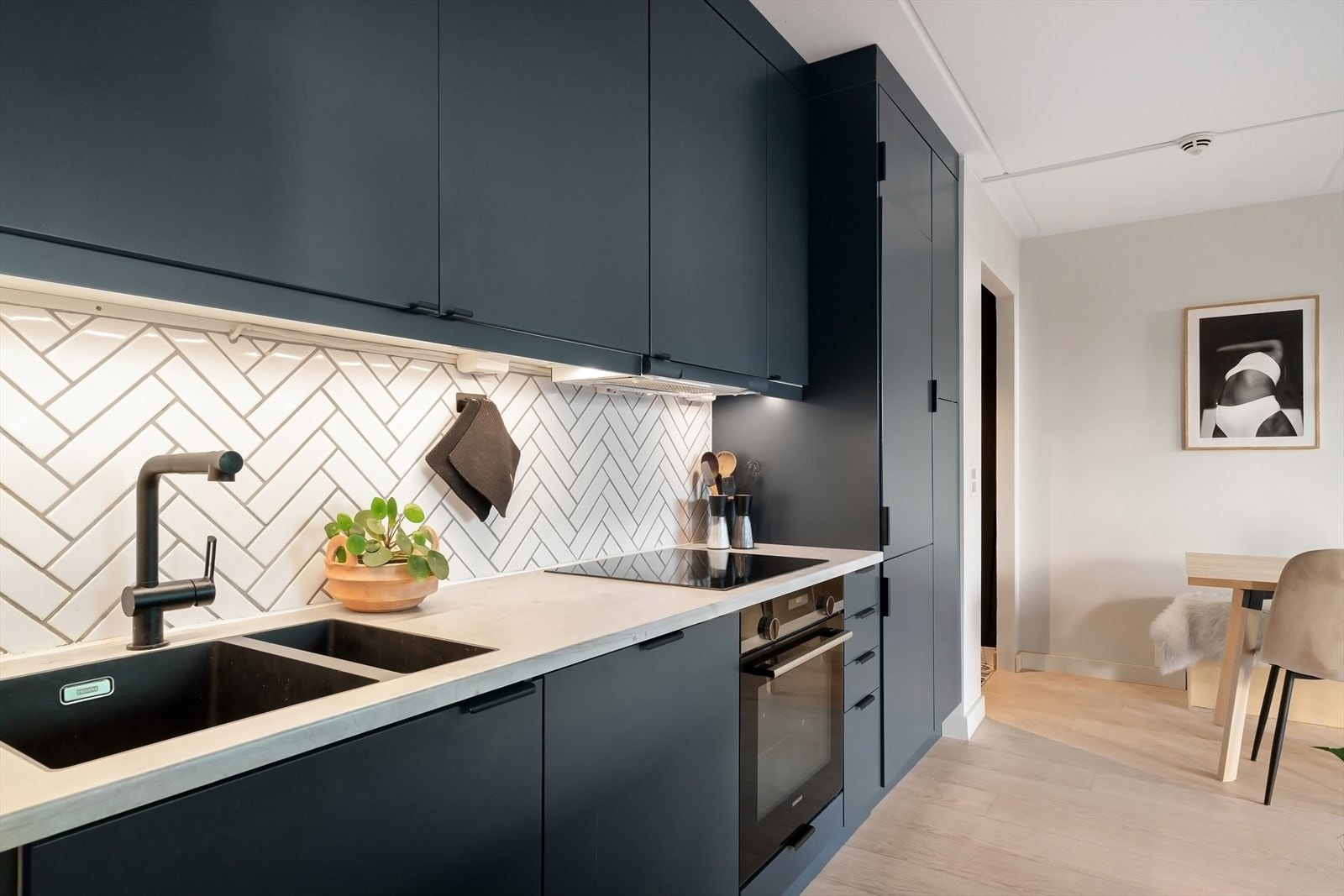 Tidløse fliser på vegg over benkeskap og laminat benkeplate Galleribilde