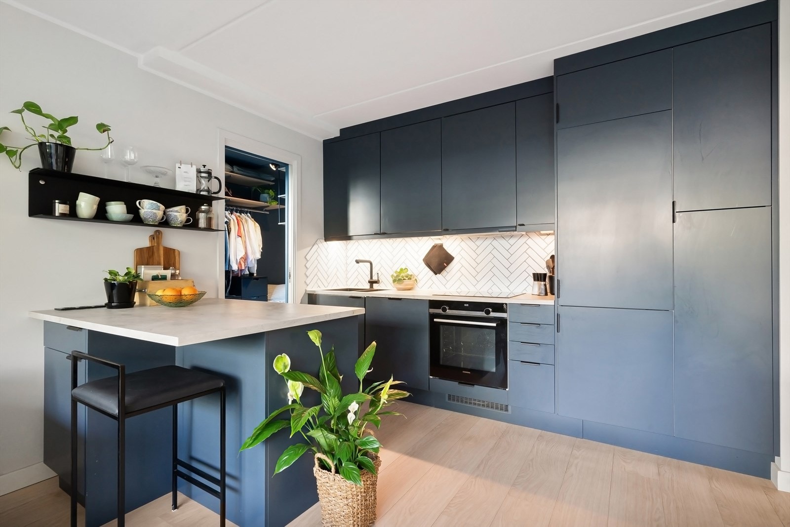 Lekkert Epoq kjøkken fra 2019 med integrerte hvitevarer Galleribilde