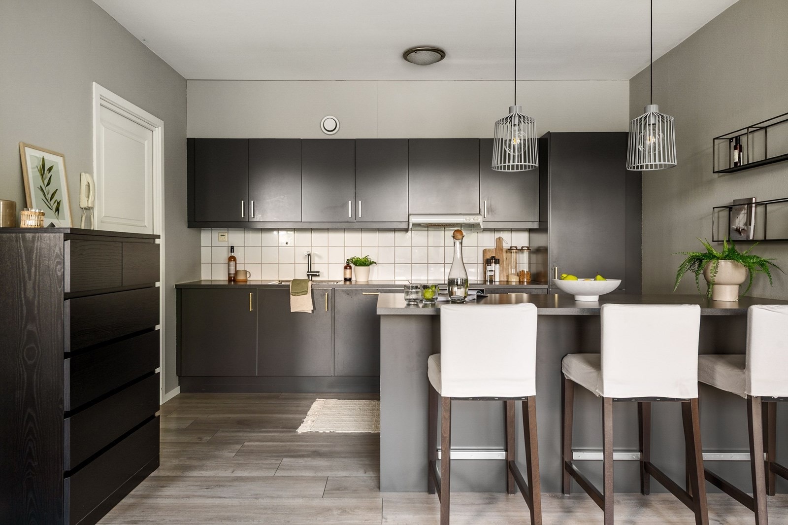 Stilren kjøkkeninnredning. Her har du gode oppbevaringsmuligheter i over- og underskap. Galleribilde