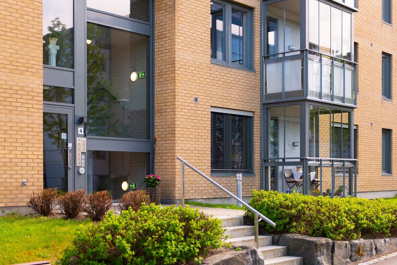 Rydding inngangsparti med beplanting og plen. Galleribilde