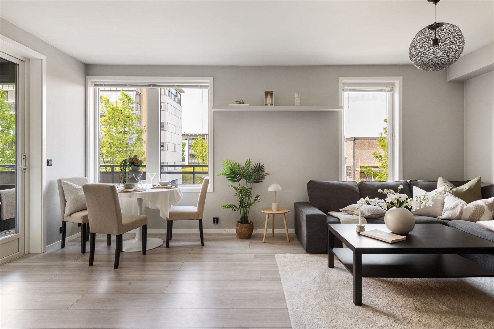 Boligen har gode vindusflater som gir boligen bra med naturlig lys. Galleribilde