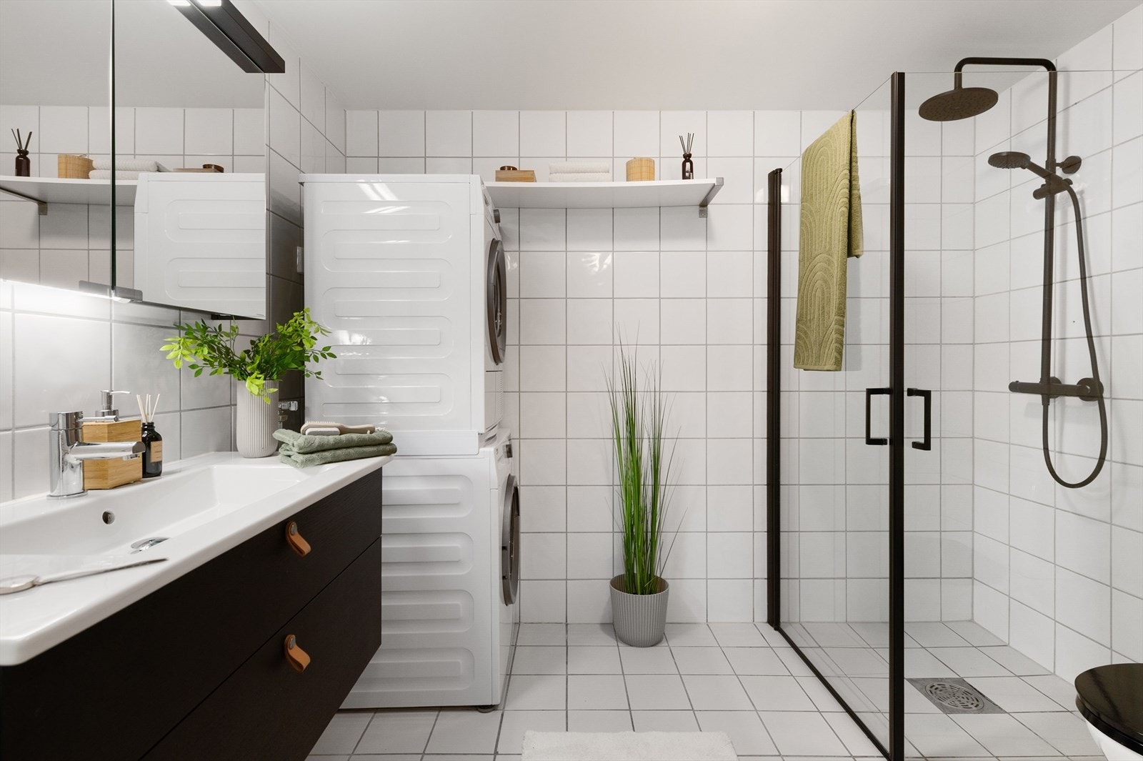 Pent flislagt baderom med gulvvarme. Nytt dusjhjørne med vegger og armatur. Galleribilde