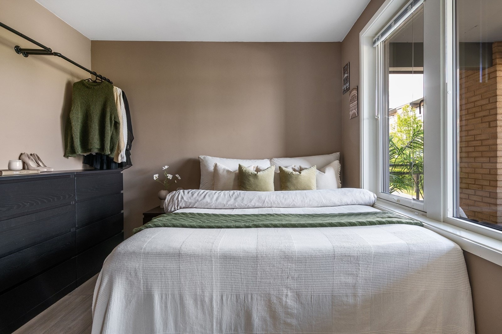 Boligen har ett soverom med gode oppbevaringsmuligheter. Galleribilde