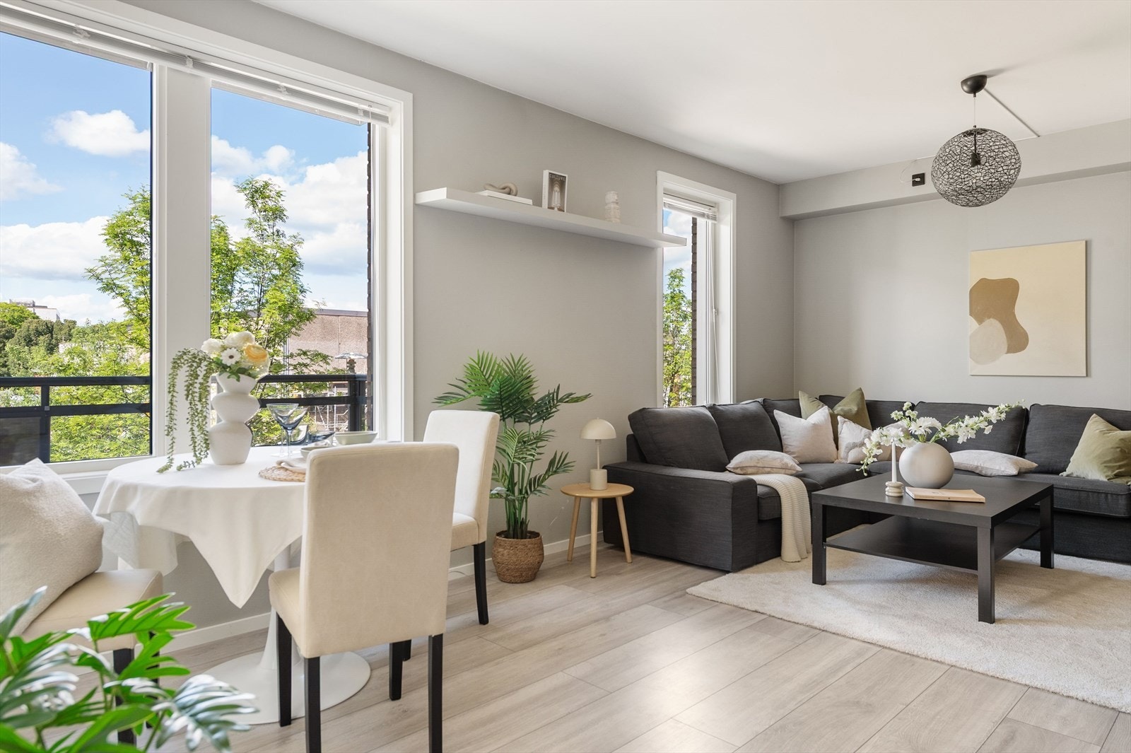 Veggoverflater er malt i en varm gråtone. Laminat lagt i 2022. Galleribilde